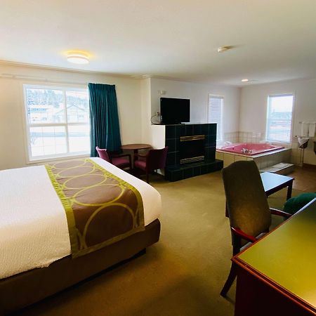 Super 8 By Wyndham 100 Mile House Hotel Екстериор снимка