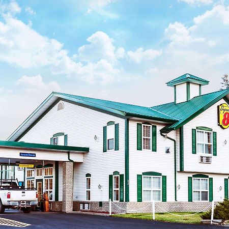 Super 8 By Wyndham 100 Mile House Hotel Екстериор снимка