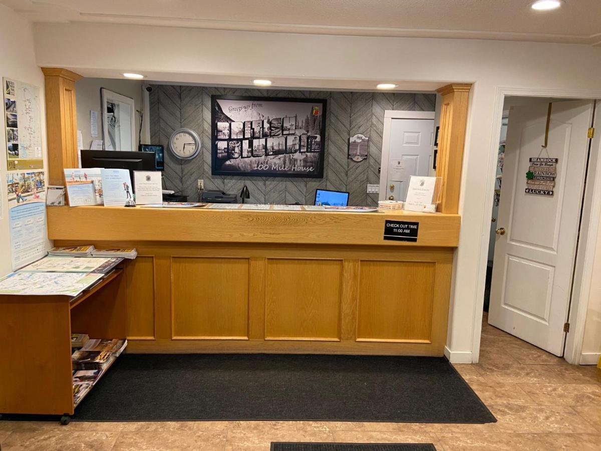 Super 8 By Wyndham 100 Mile House Hotel Екстериор снимка