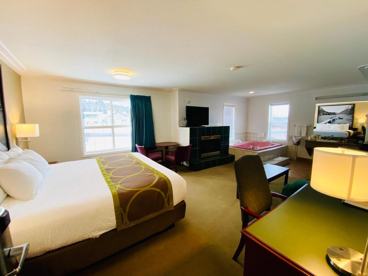 Super 8 By Wyndham 100 Mile House Hotel Екстериор снимка