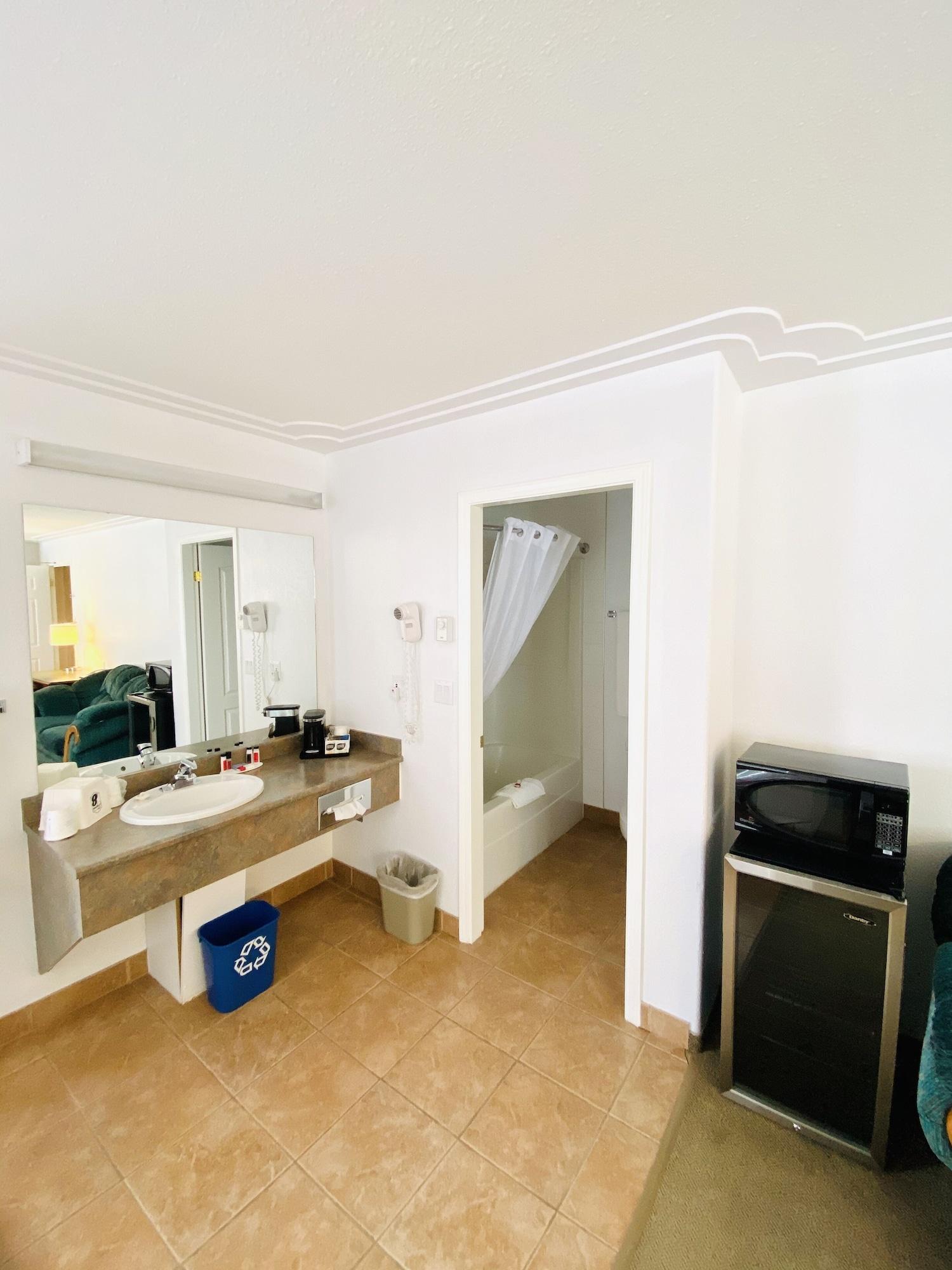 Super 8 By Wyndham 100 Mile House Hotel Екстериор снимка