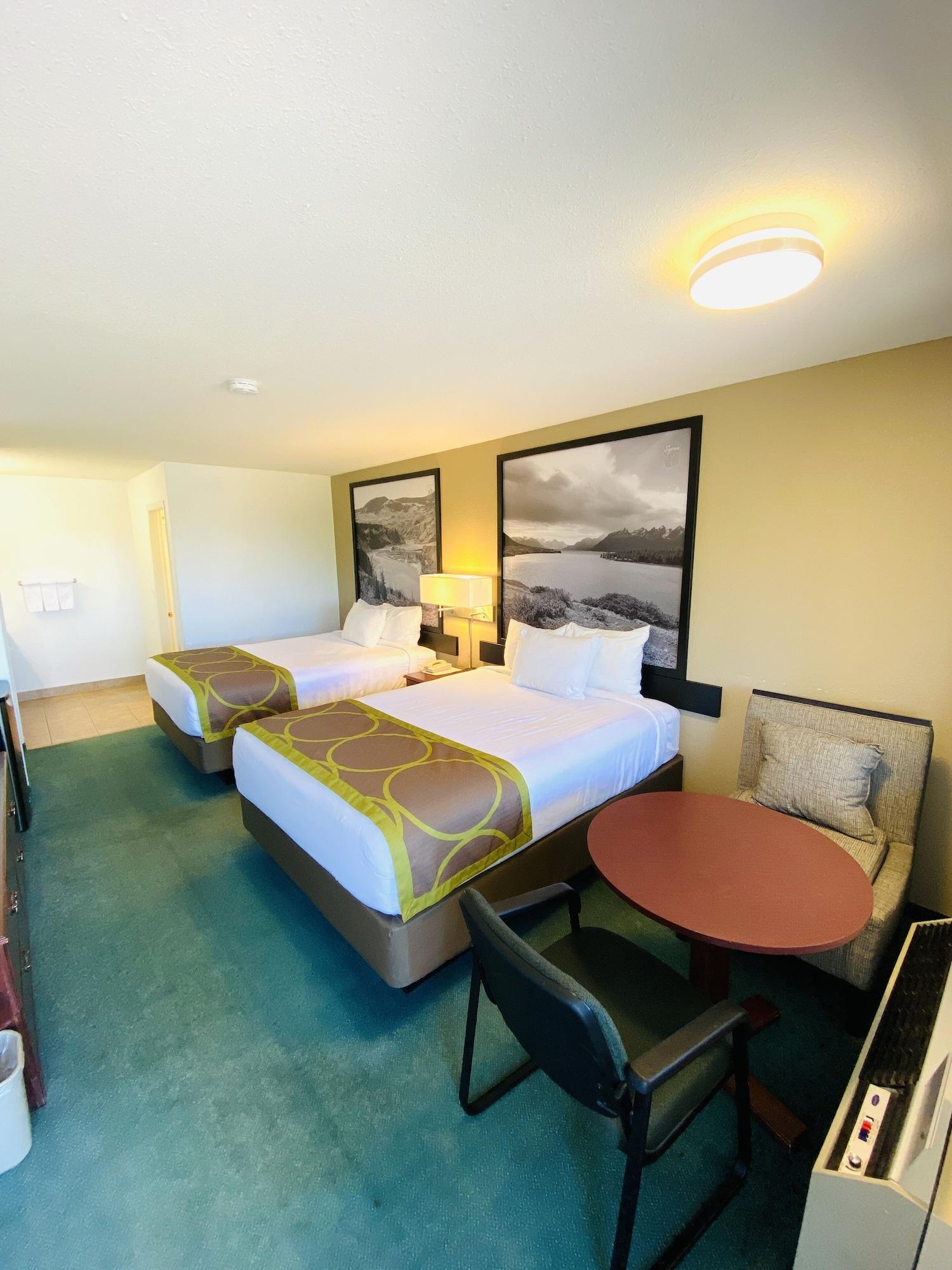 Super 8 By Wyndham 100 Mile House Hotel Екстериор снимка