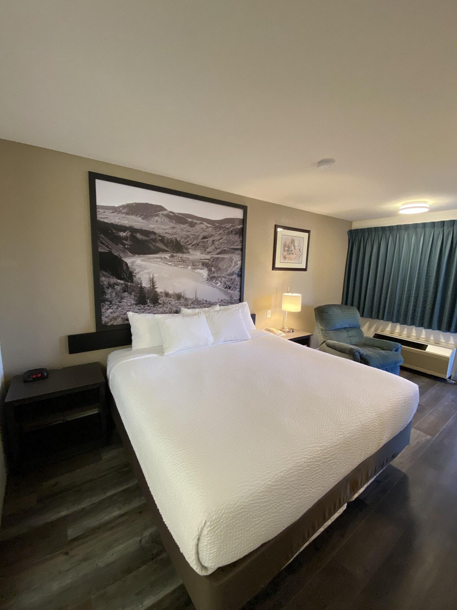 Super 8 By Wyndham 100 Mile House Hotel Екстериор снимка