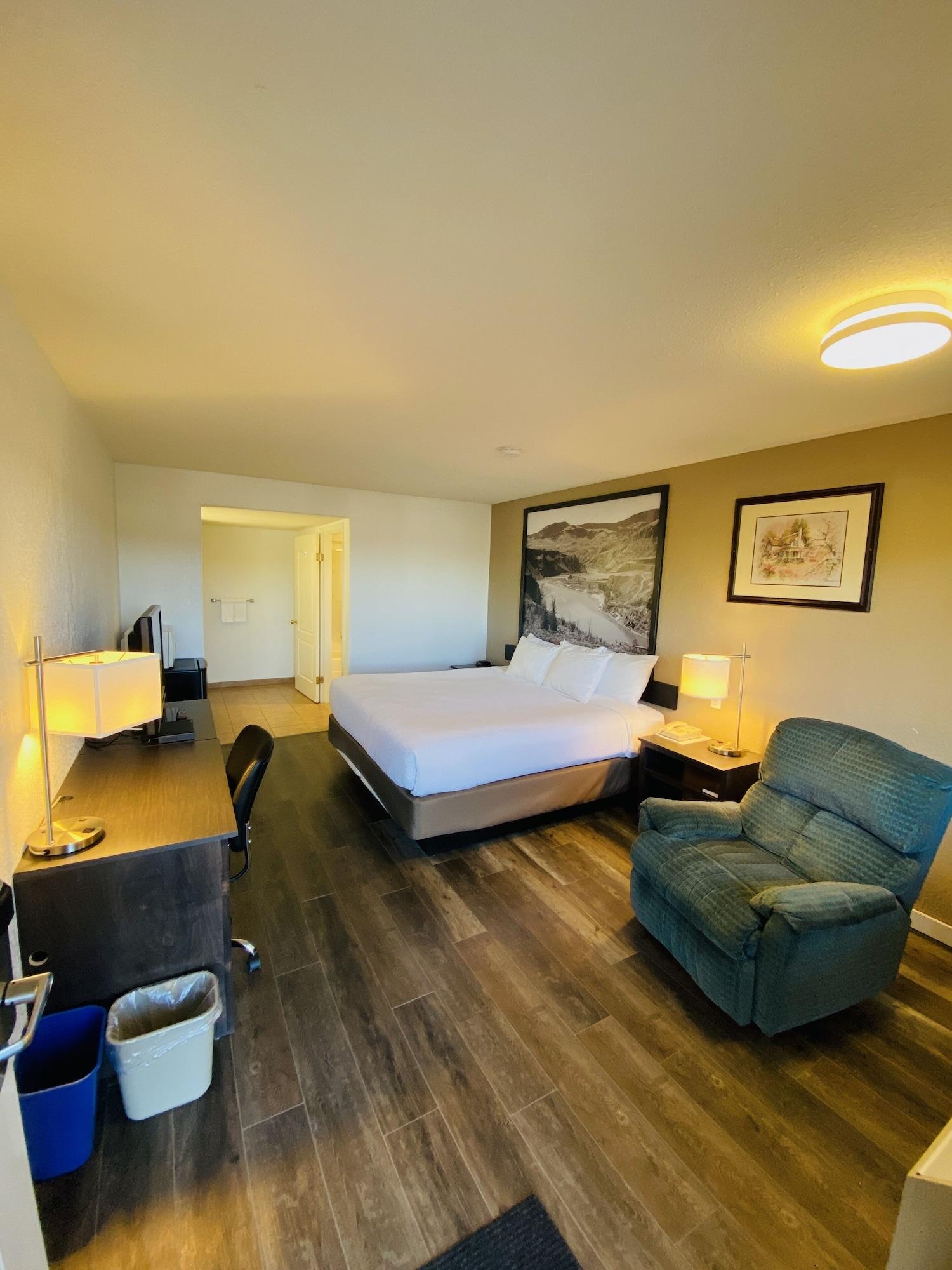 Super 8 By Wyndham 100 Mile House Hotel Екстериор снимка