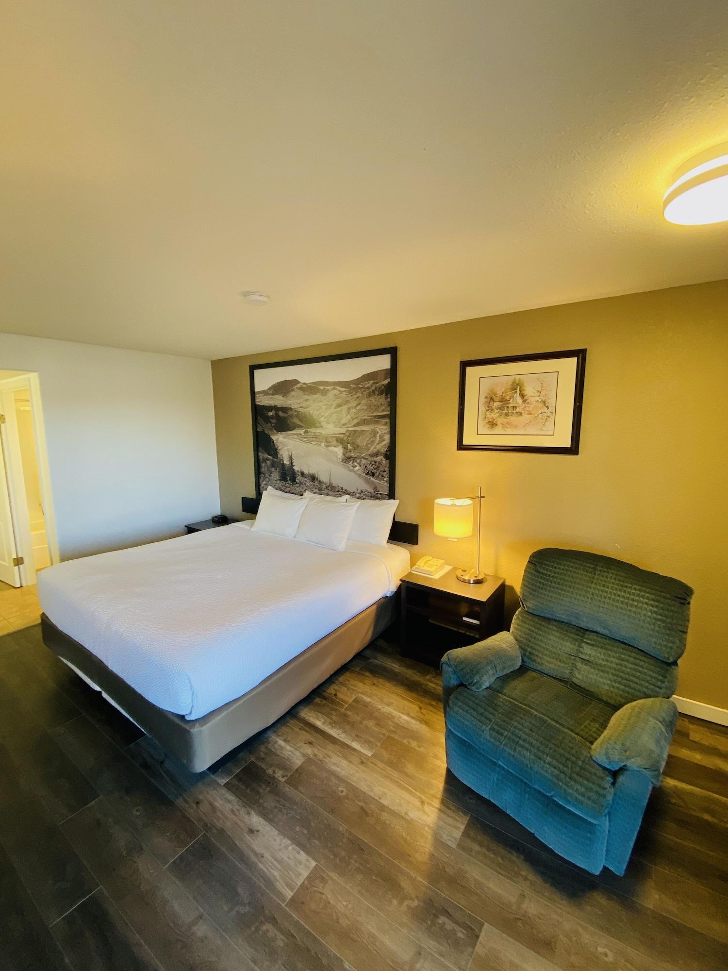 Super 8 By Wyndham 100 Mile House Hotel Екстериор снимка