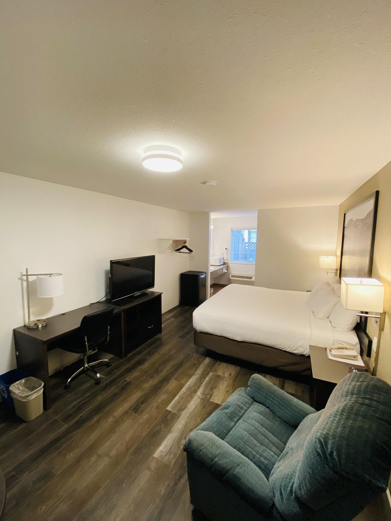 Super 8 By Wyndham 100 Mile House Hotel Екстериор снимка