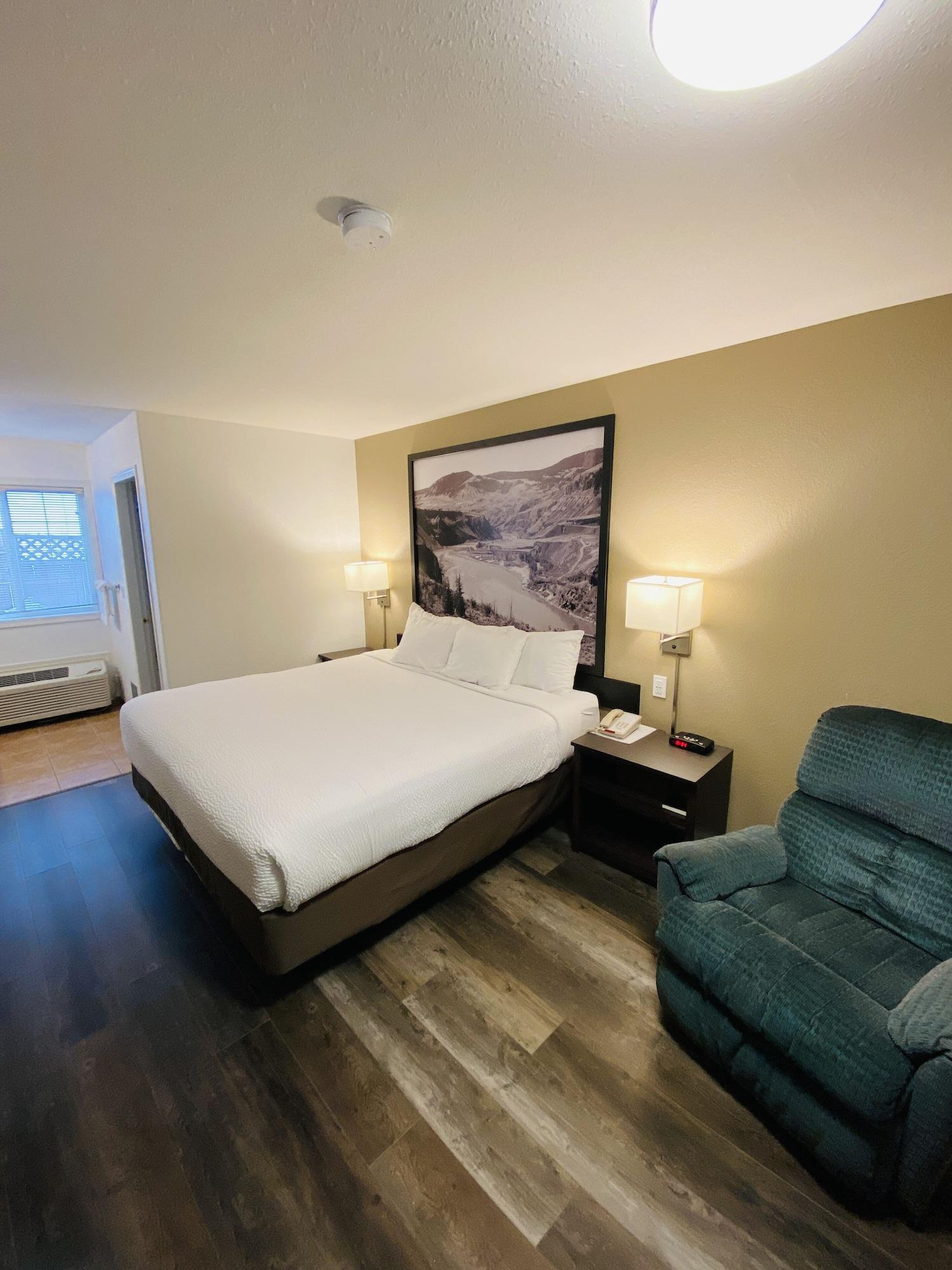 Super 8 By Wyndham 100 Mile House Hotel Екстериор снимка