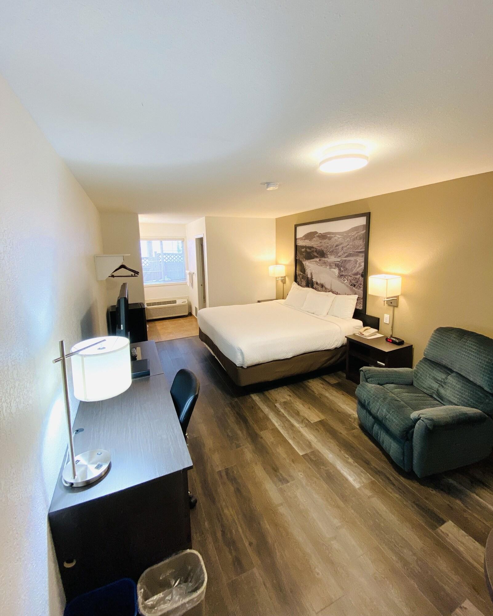 Super 8 By Wyndham 100 Mile House Hotel Екстериор снимка