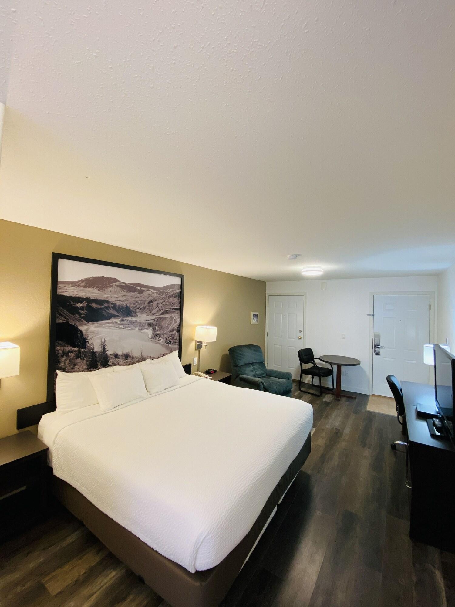 Super 8 By Wyndham 100 Mile House Hotel Екстериор снимка