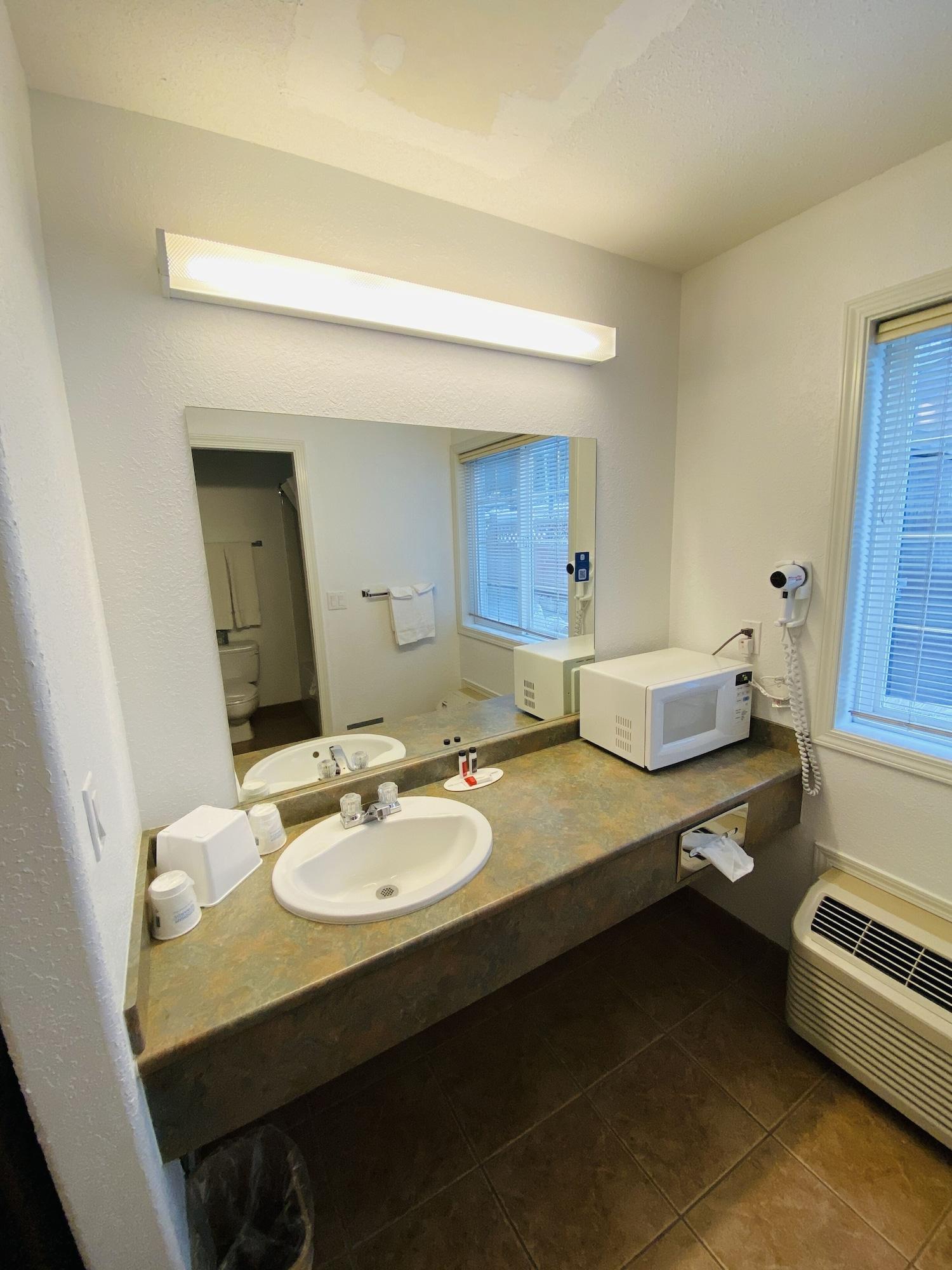 Super 8 By Wyndham 100 Mile House Hotel Екстериор снимка