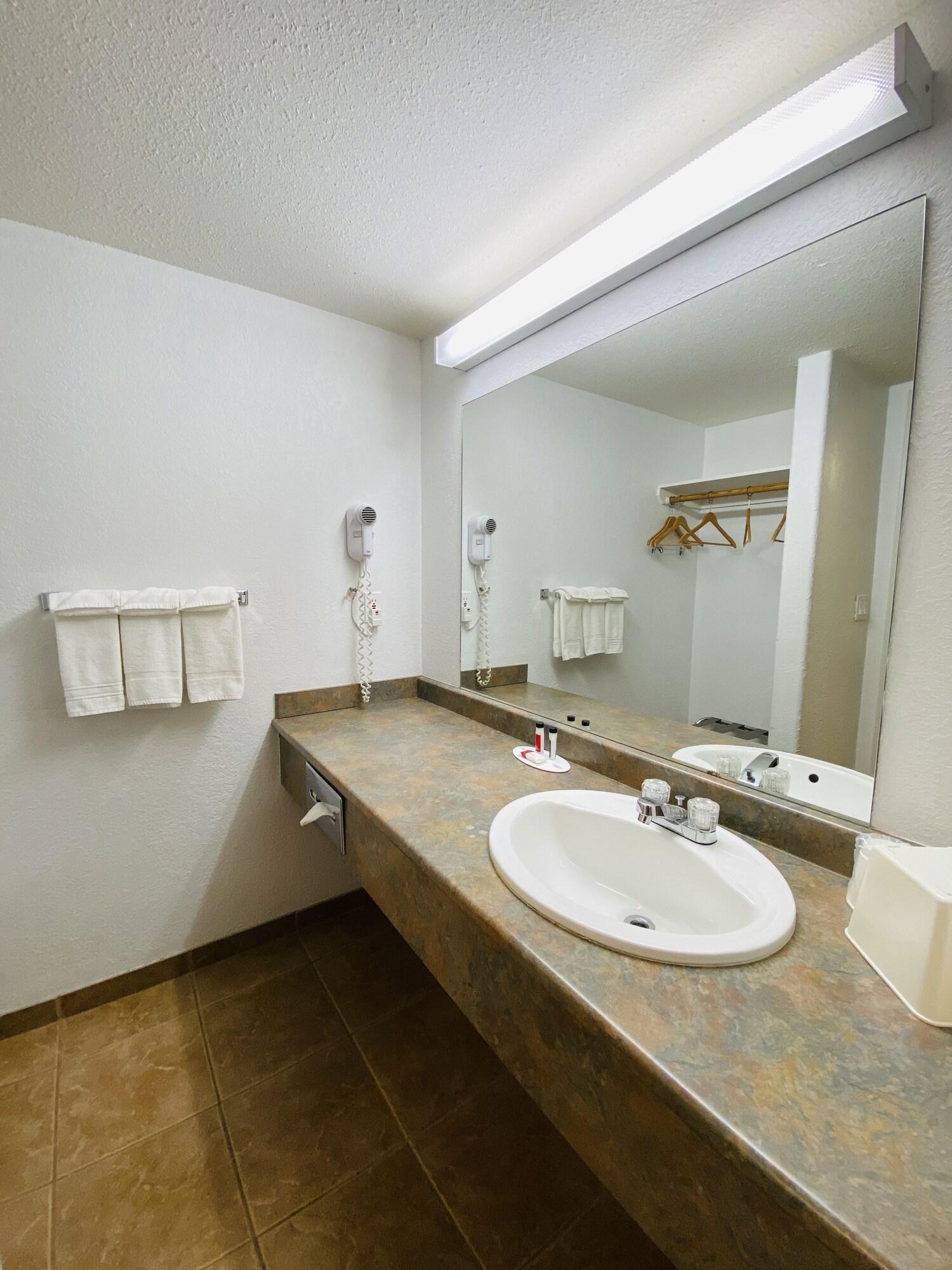 Super 8 By Wyndham 100 Mile House Hotel Екстериор снимка