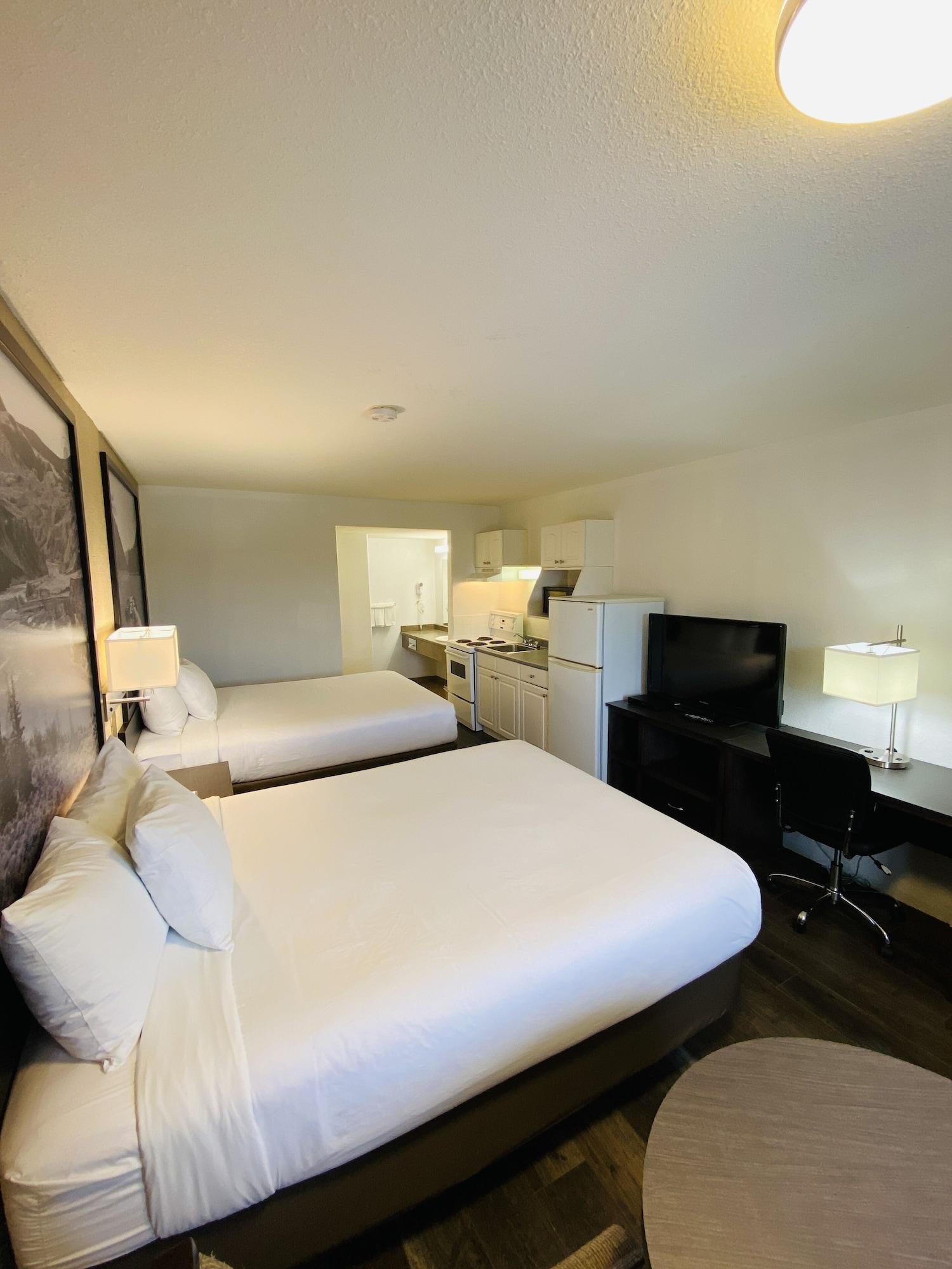 Super 8 By Wyndham 100 Mile House Hotel Екстериор снимка