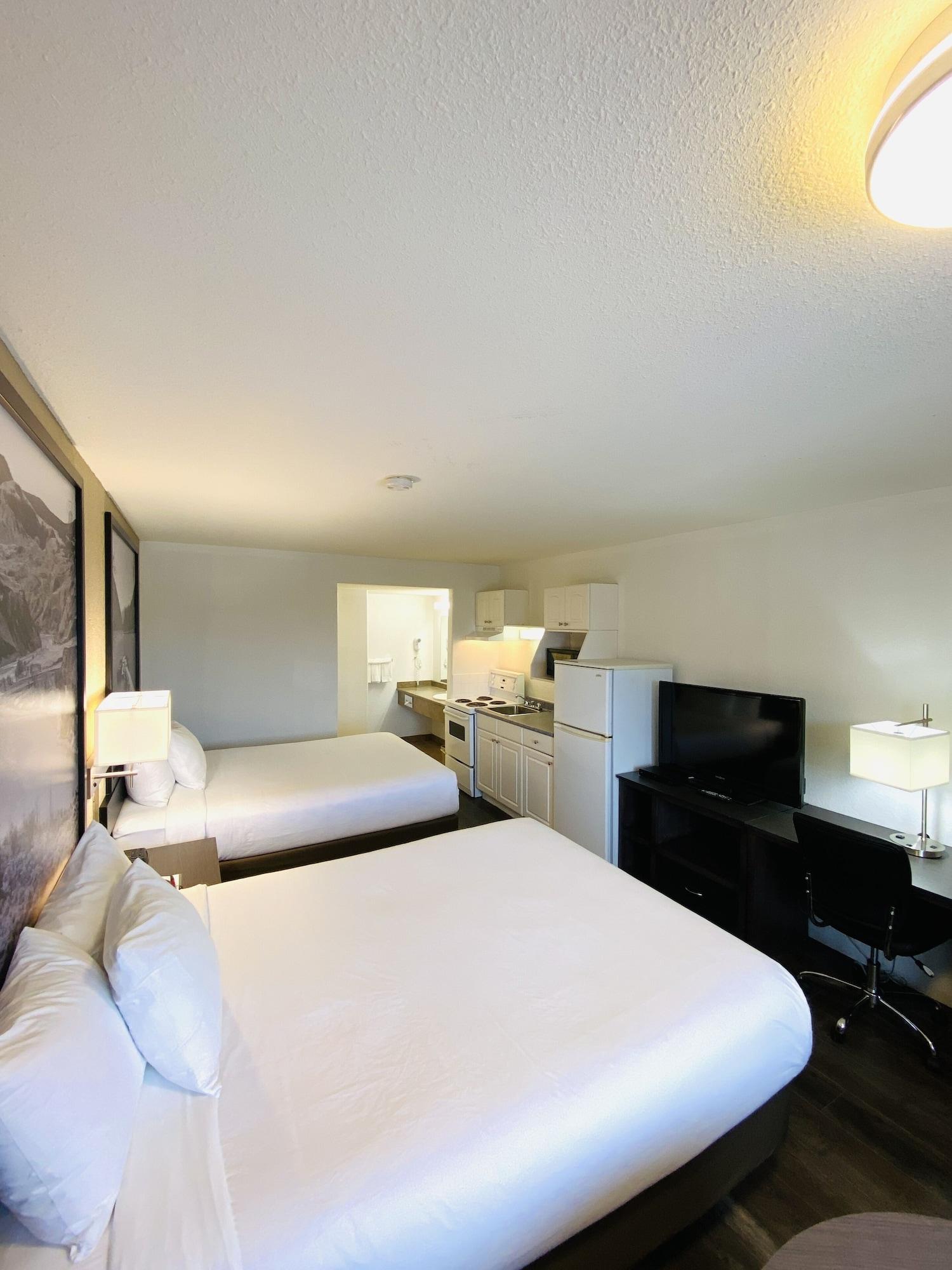 Super 8 By Wyndham 100 Mile House Hotel Екстериор снимка