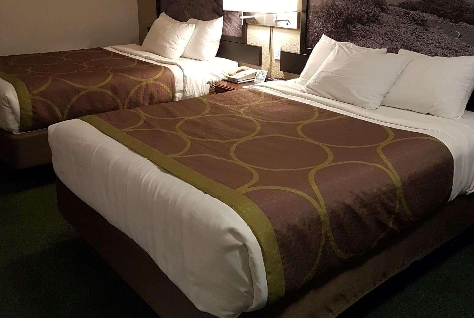Super 8 By Wyndham 100 Mile House Hotel Екстериор снимка