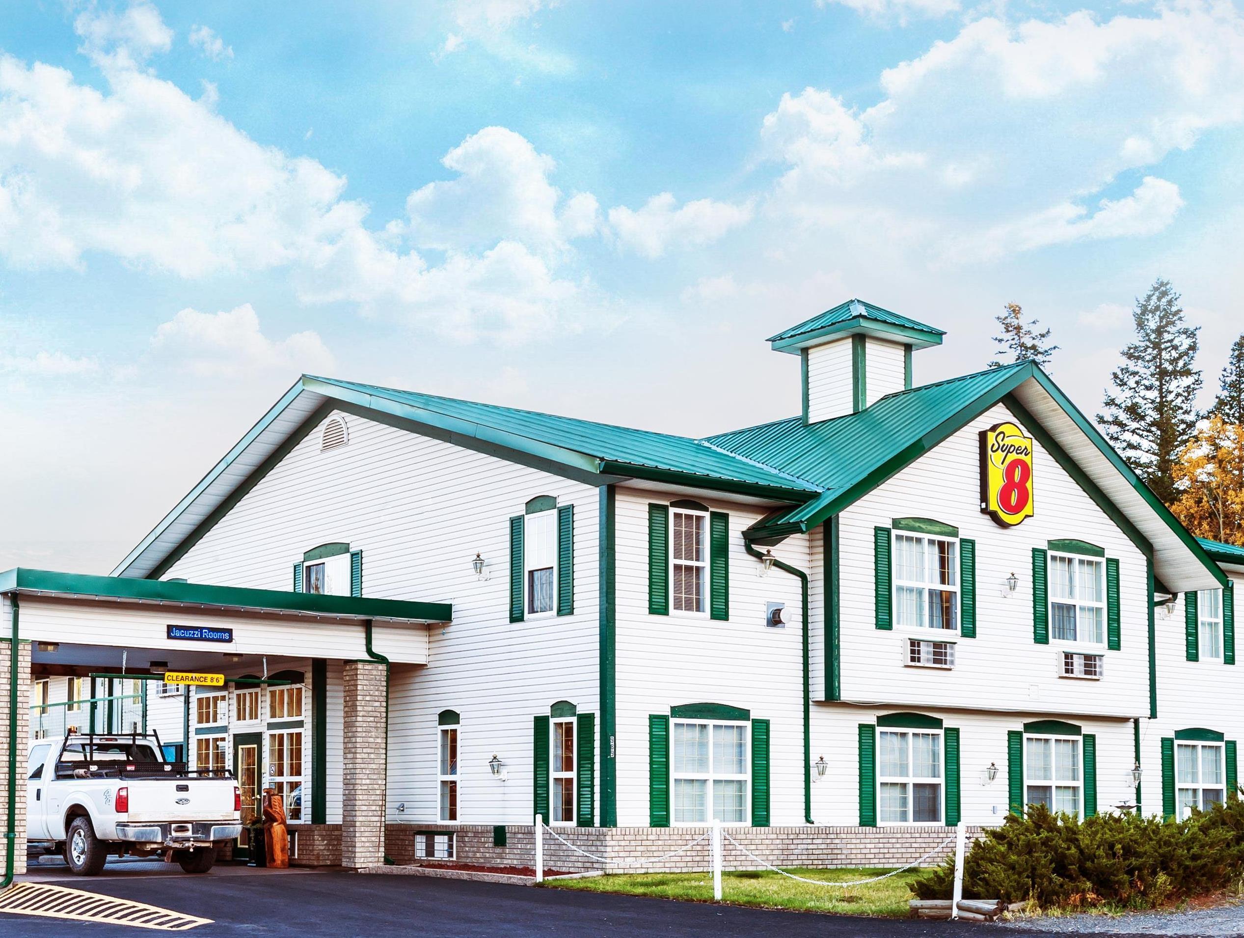 Super 8 By Wyndham 100 Mile House Hotel Екстериор снимка