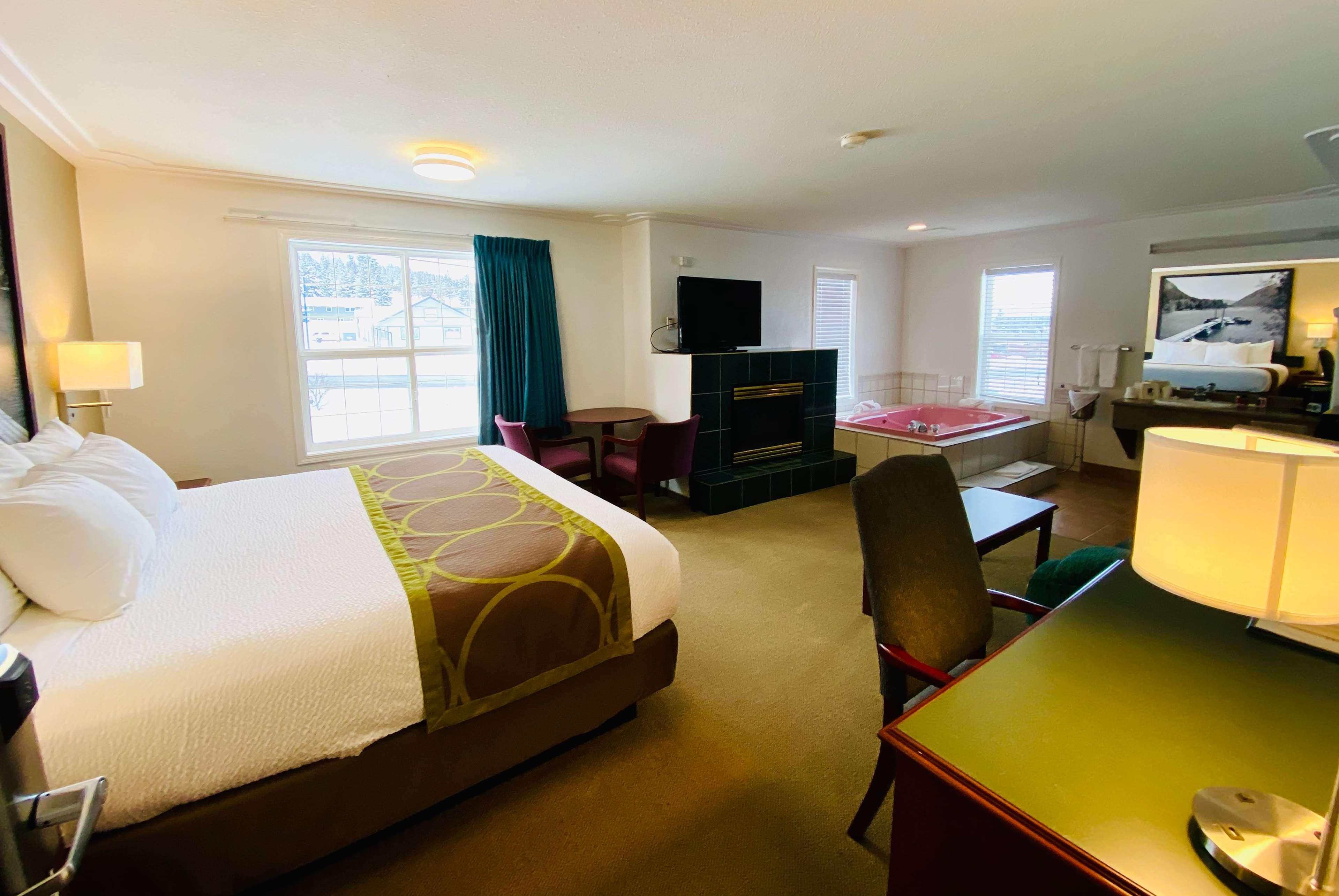 Super 8 By Wyndham 100 Mile House Hotel Екстериор снимка