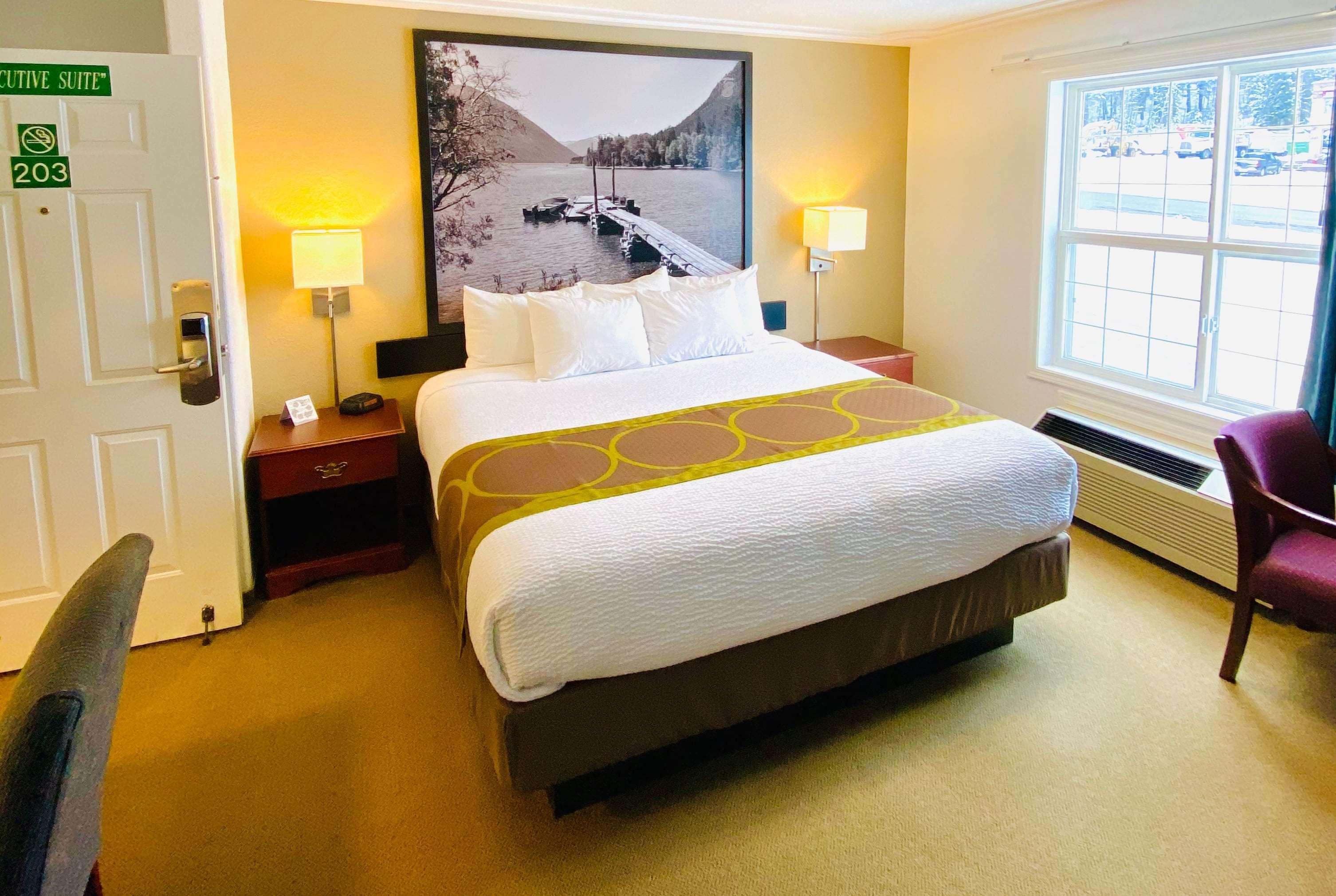 Super 8 By Wyndham 100 Mile House Hotel Екстериор снимка