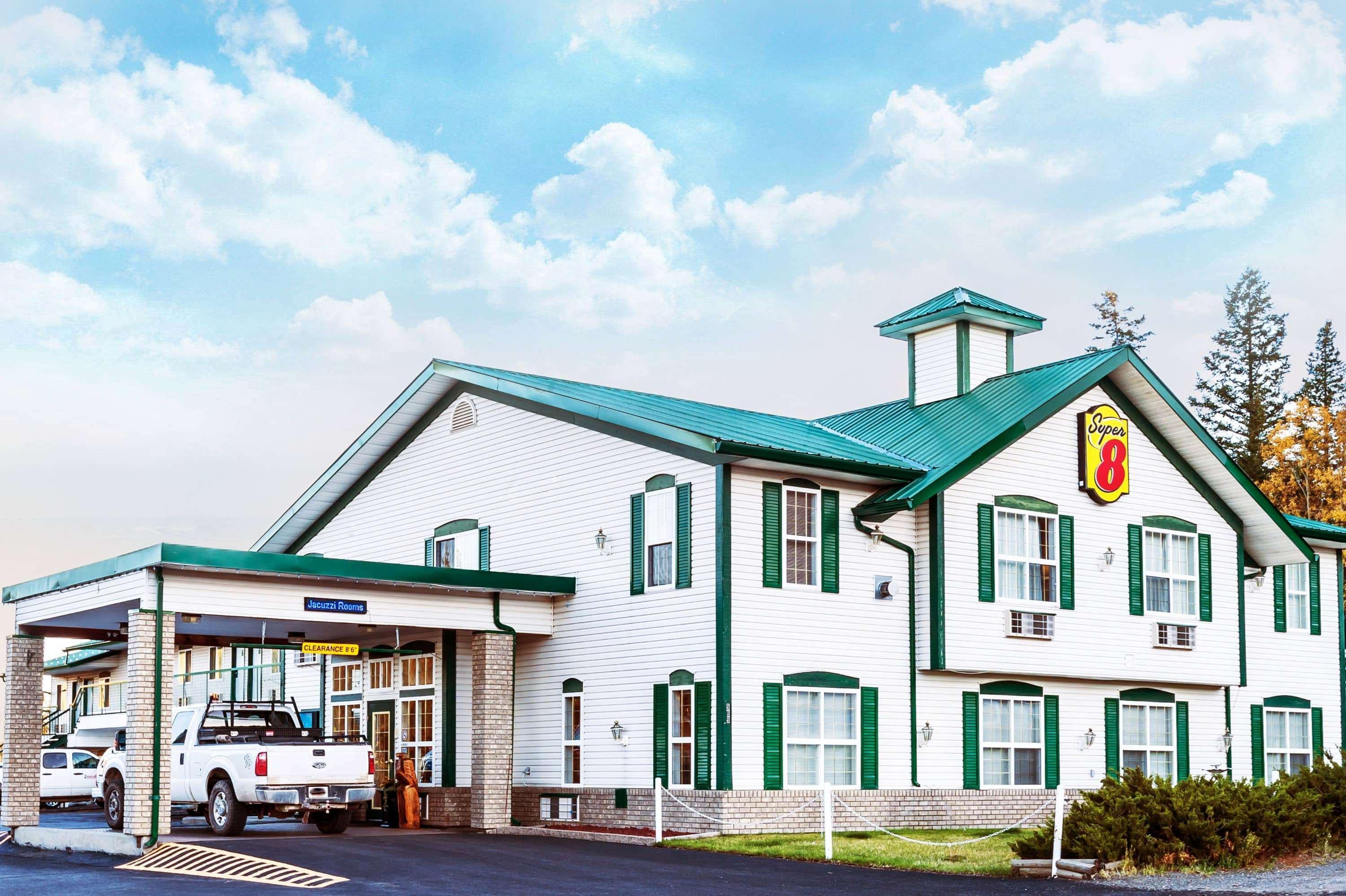 Super 8 By Wyndham 100 Mile House Hotel Екстериор снимка