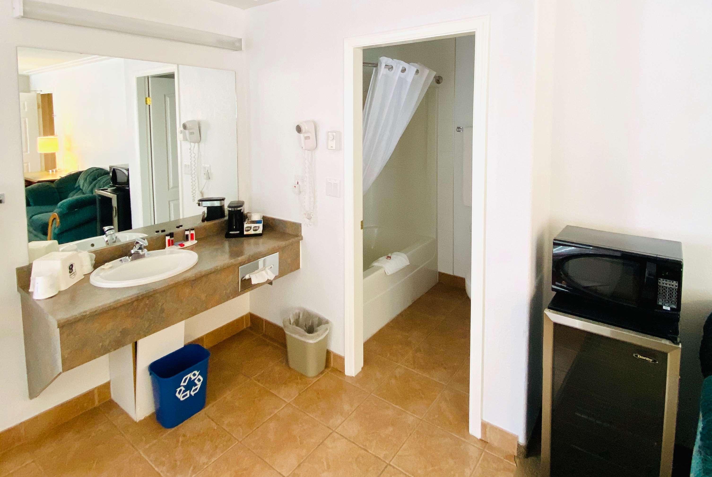 Super 8 By Wyndham 100 Mile House Hotel Екстериор снимка
