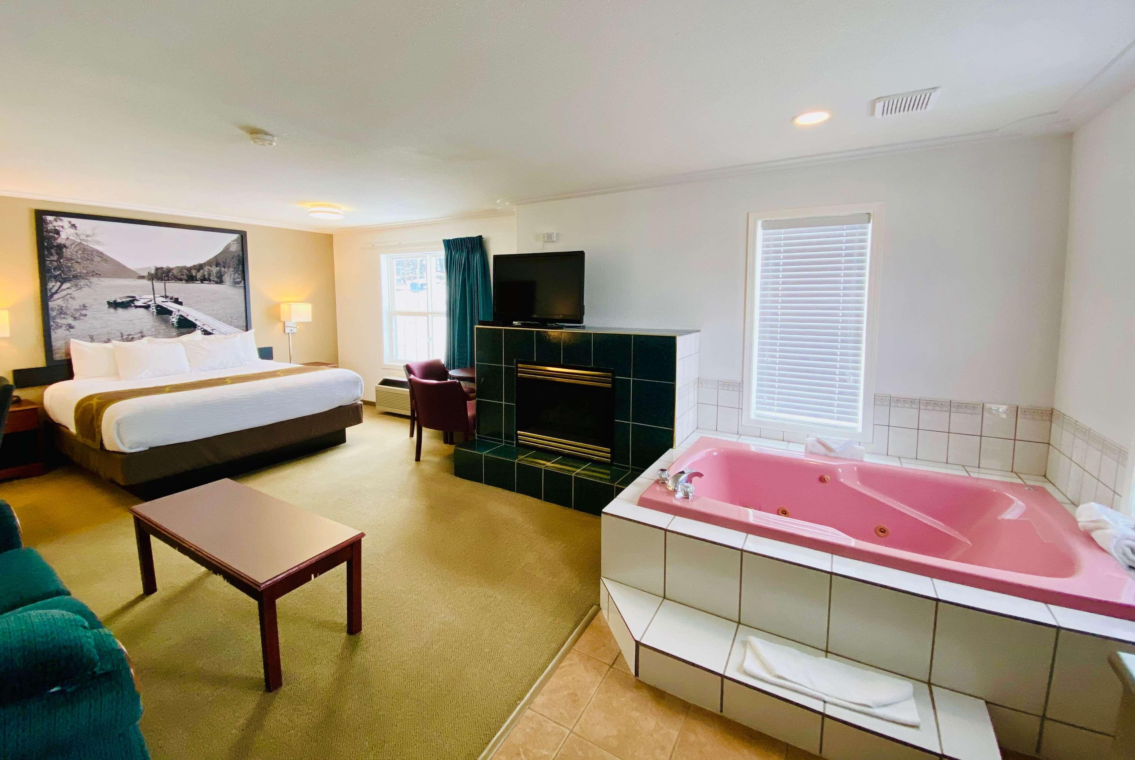 Super 8 By Wyndham 100 Mile House Hotel Екстериор снимка