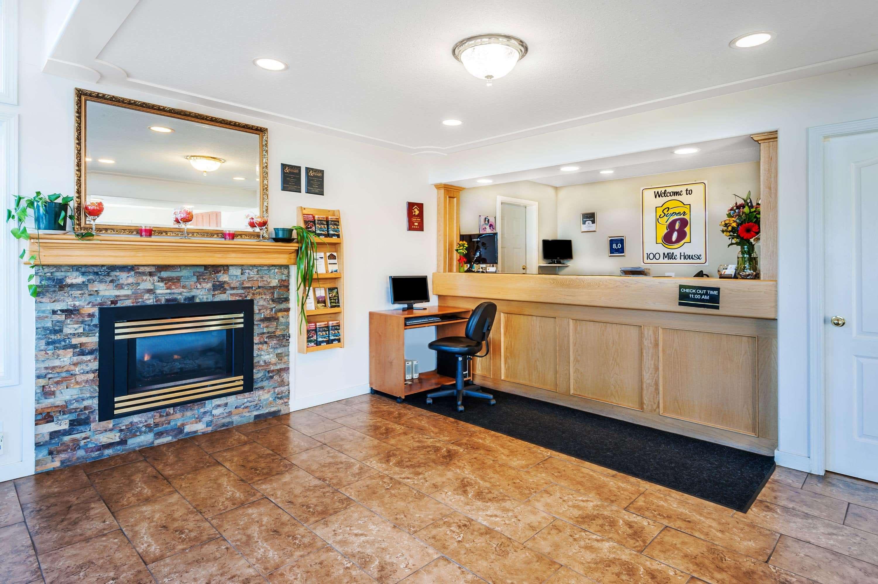 Super 8 By Wyndham 100 Mile House Hotel Екстериор снимка