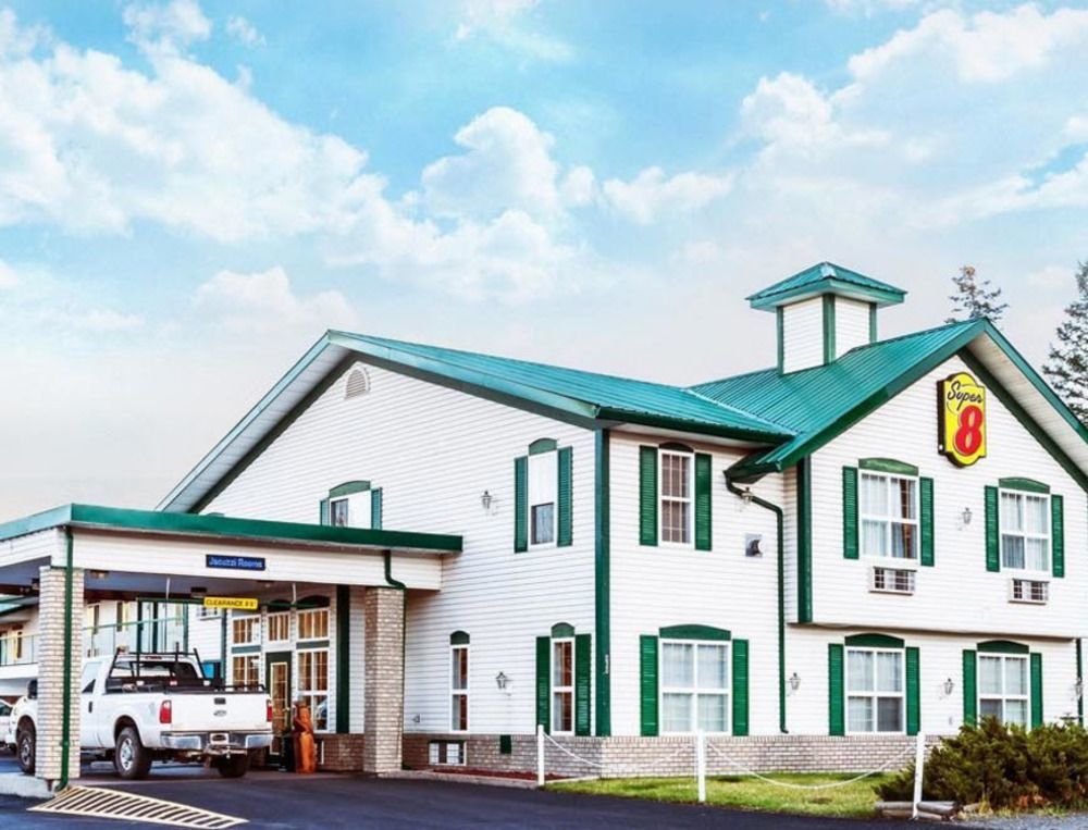 Super 8 By Wyndham 100 Mile House Hotel Екстериор снимка