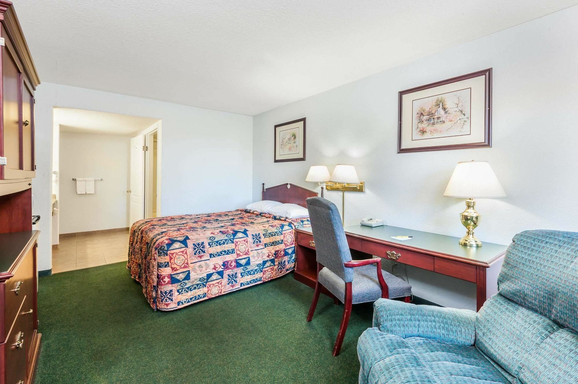 Super 8 By Wyndham 100 Mile House Hotel Екстериор снимка