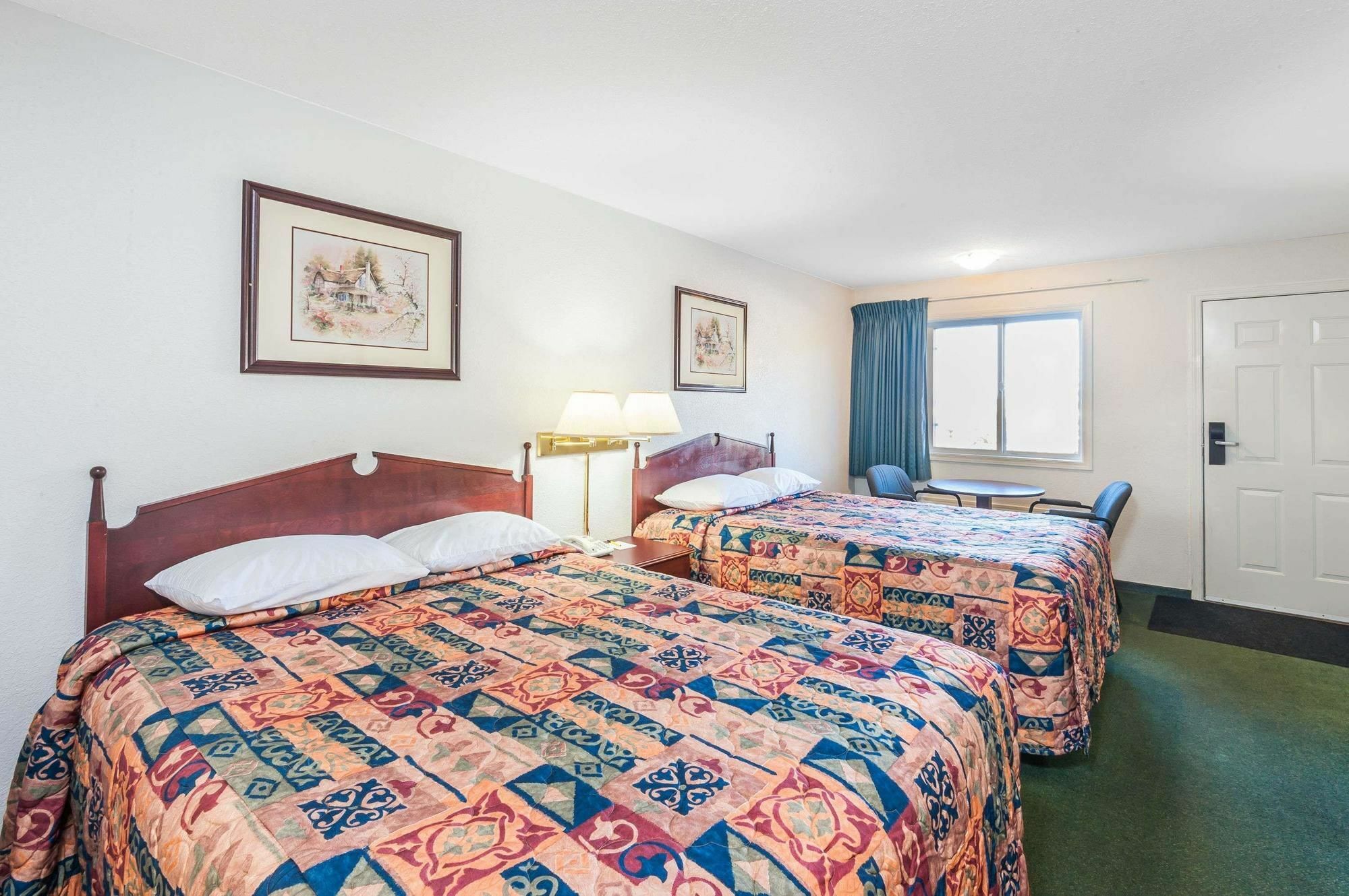Super 8 By Wyndham 100 Mile House Hotel Екстериор снимка