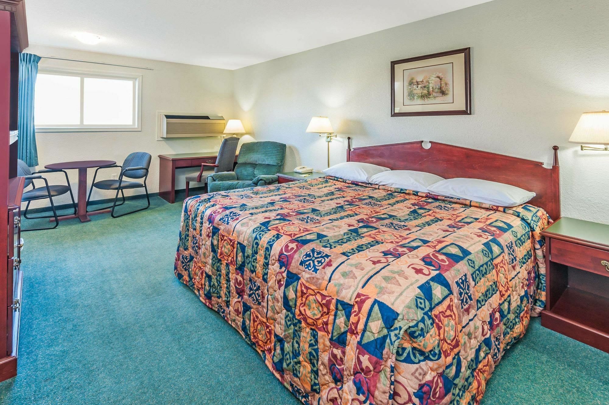 Super 8 By Wyndham 100 Mile House Hotel Екстериор снимка
