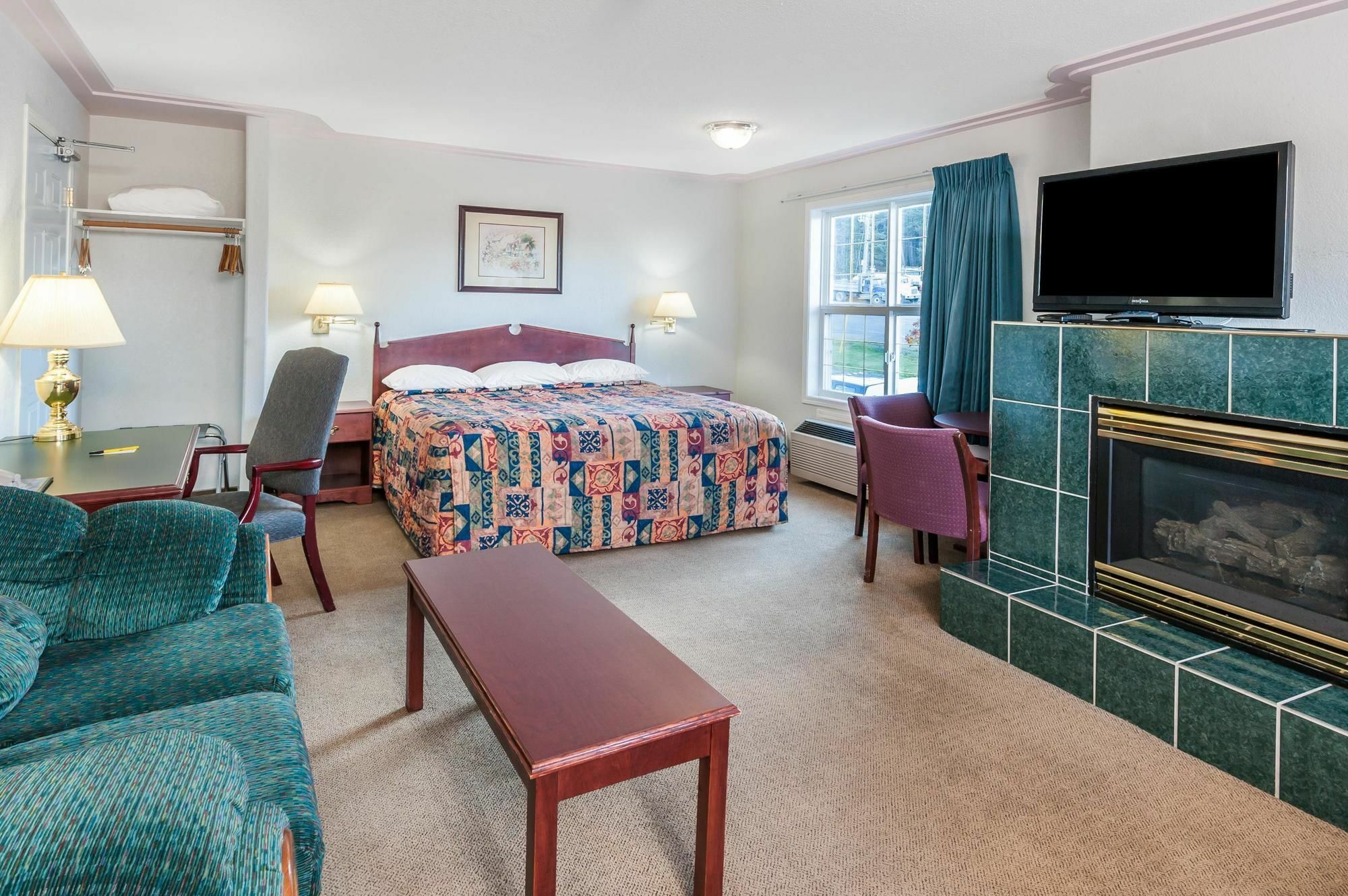 Super 8 By Wyndham 100 Mile House Hotel Екстериор снимка
