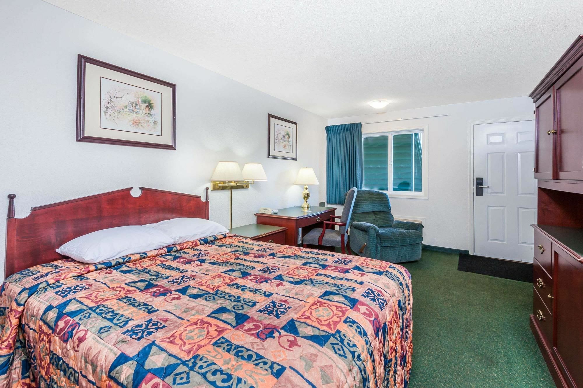 Super 8 By Wyndham 100 Mile House Hotel Екстериор снимка