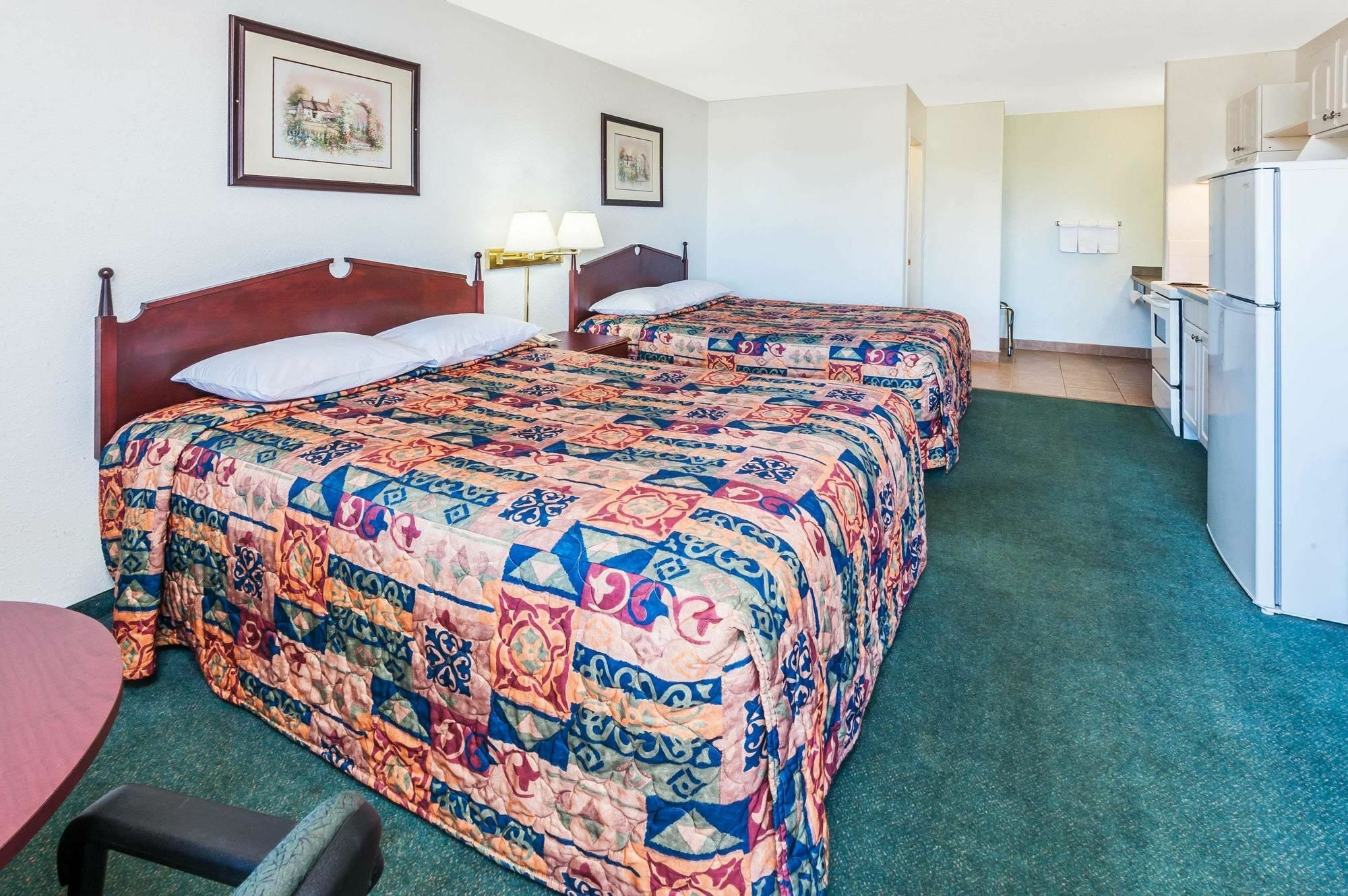 Super 8 By Wyndham 100 Mile House Hotel Екстериор снимка
